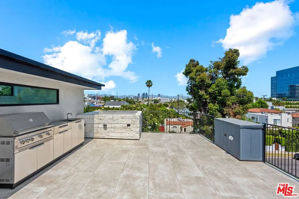 Los Angeles, California 90025, United States, 3 Bedrooms Bedrooms, ,4 BathroomsBathrooms,Residential,Active,229620