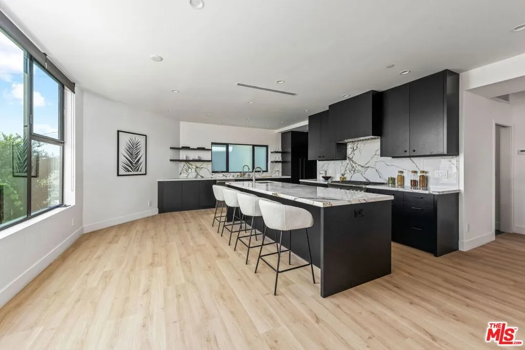 Los Angeles, California 90025, United States, 3 Bedrooms Bedrooms, ,4 BathroomsBathrooms,Residential,Active,229620