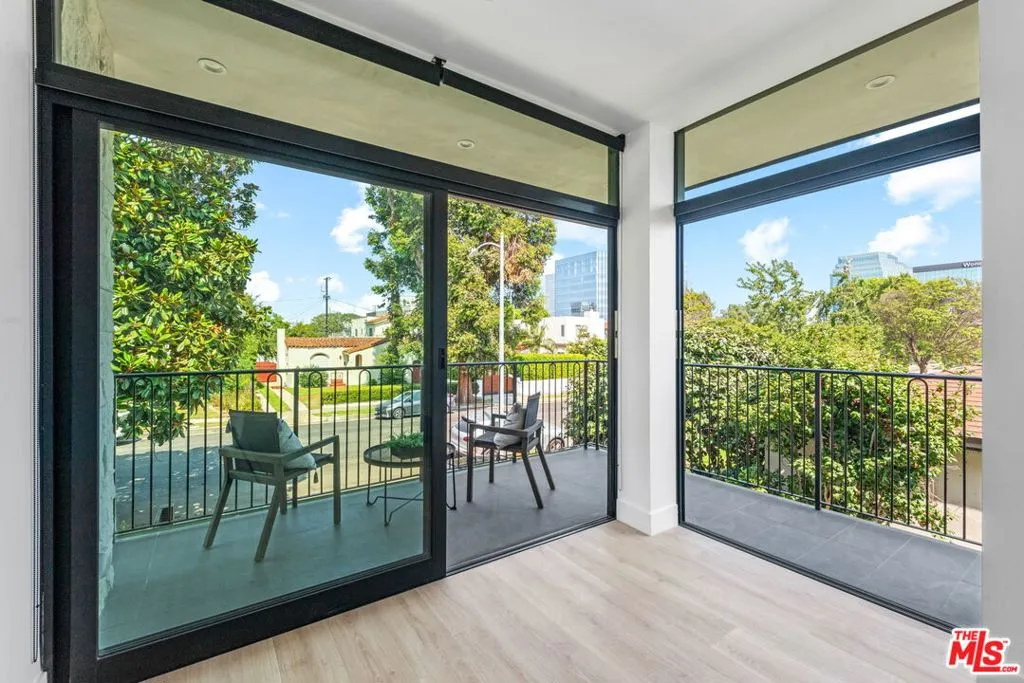 Los Angeles, California 90025, United States, 3 Bedrooms Bedrooms, ,4 BathroomsBathrooms,Residential,Active,229620