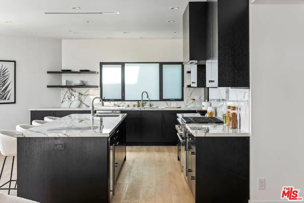 Los Angeles, California 90025, United States, 3 Bedrooms Bedrooms, ,4 BathroomsBathrooms,Residential,Active,229620