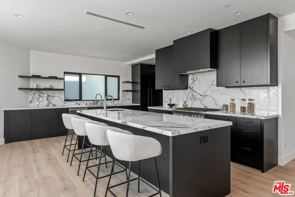 Los Angeles, California 90025, United States, 3 Bedrooms Bedrooms, ,4 BathroomsBathrooms,Residential,Active,229620