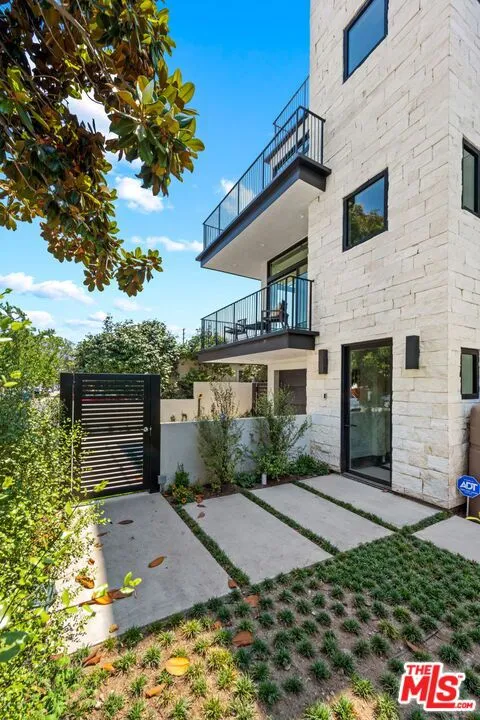 Los Angeles, California 90025, United States, 3 Bedrooms Bedrooms, ,4 BathroomsBathrooms,Residential,Active,229620