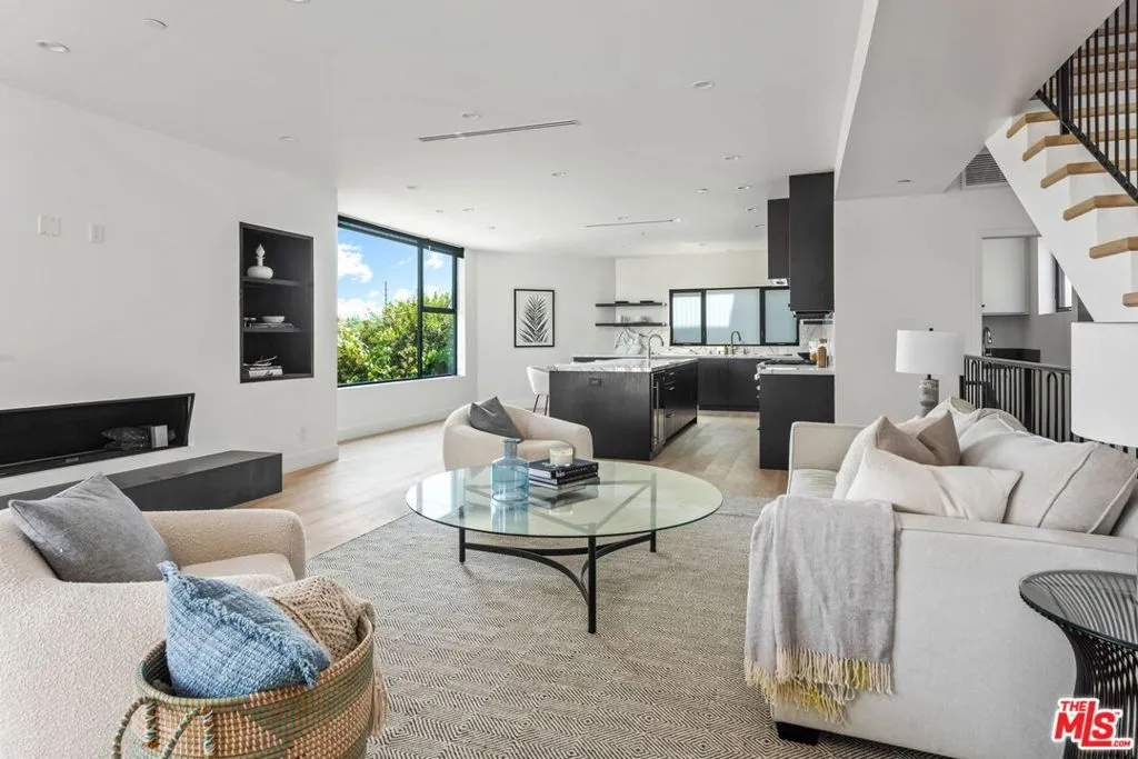 Los Angeles, California 90025, United States, 3 Bedrooms Bedrooms, ,4 BathroomsBathrooms,Residential,Active,229620