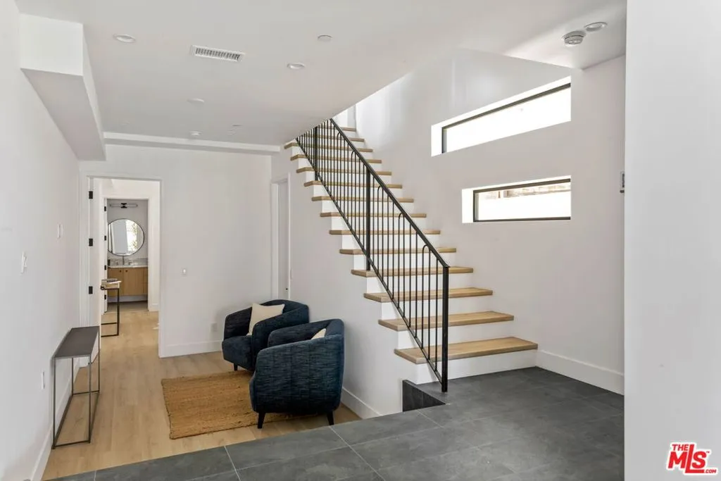 Los Angeles, California 90025, United States, 3 Bedrooms Bedrooms, ,4 BathroomsBathrooms,Residential,Active,229620