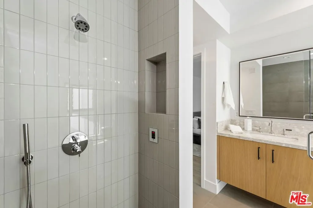 Los Angeles, California 90025, United States, 3 Bedrooms Bedrooms, ,4 BathroomsBathrooms,Residential,Active,229620