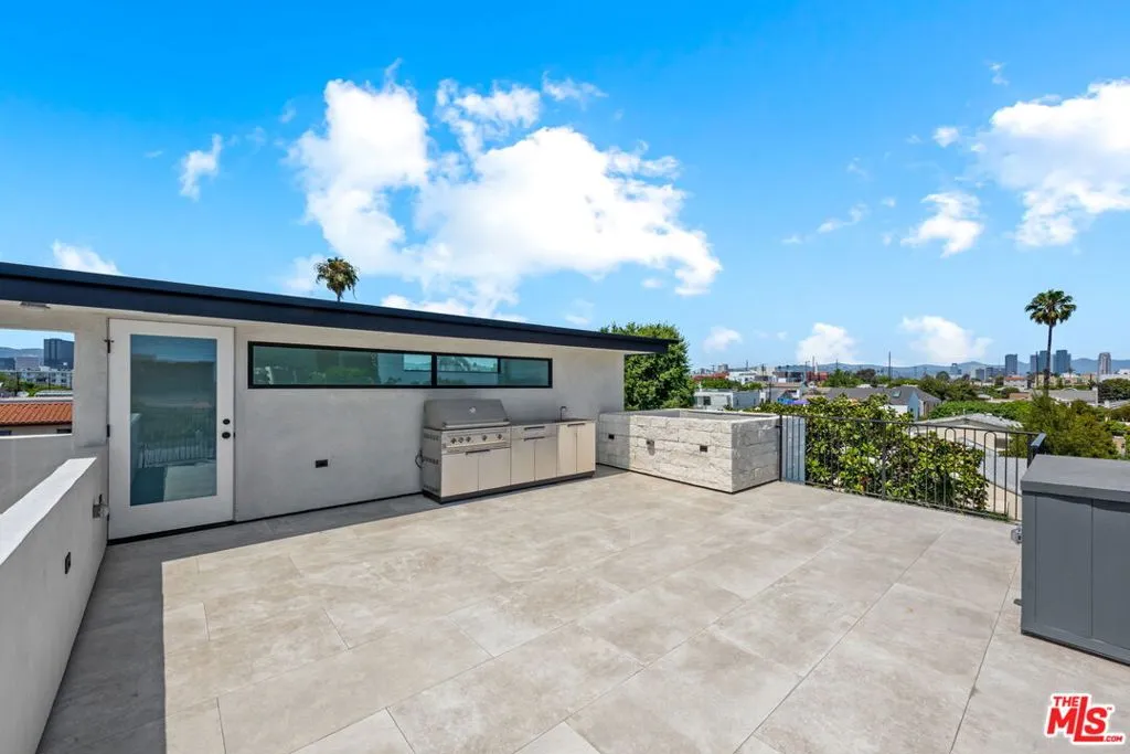 Los Angeles, California 90025, United States, 3 Bedrooms Bedrooms, ,4 BathroomsBathrooms,Residential,Active,229620