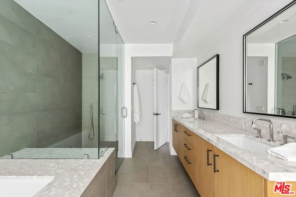 Los Angeles, California 90025, United States, 3 Bedrooms Bedrooms, ,4 BathroomsBathrooms,Residential,Active,229620