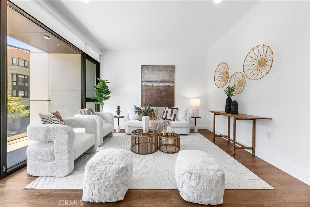 709 E Walnut Street 228