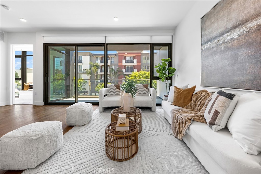 709 E Walnut Street 228