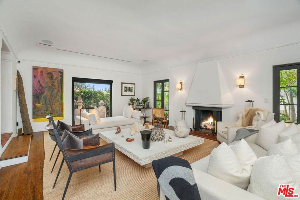 Photo of 7939 Hillside Avenue, Los Angeles, CA 90046 (MLS # 25574171)
