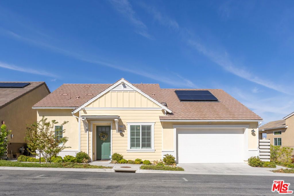 Photo of 25105 Citron Lane, Canyon Country, CA 91387 (MLS # 25611355)