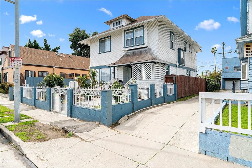 Photo of 1665 Arlington Avenue, Los Angeles, CA 90019 (MLS # DW25215663)