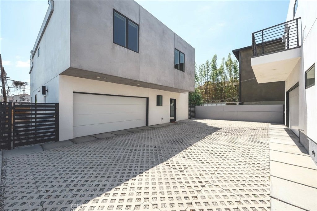 542 N Commonwealth AVE, Los Angeles CA 90004
