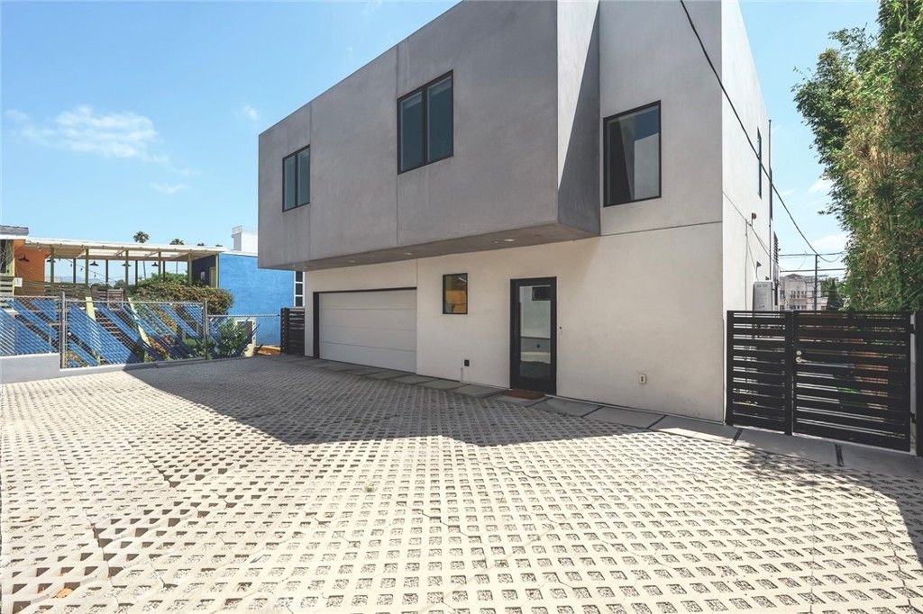Photo of 542 N Commonwealth AVE, Los Angeles, CA 90004 (MLS # WS26113200)