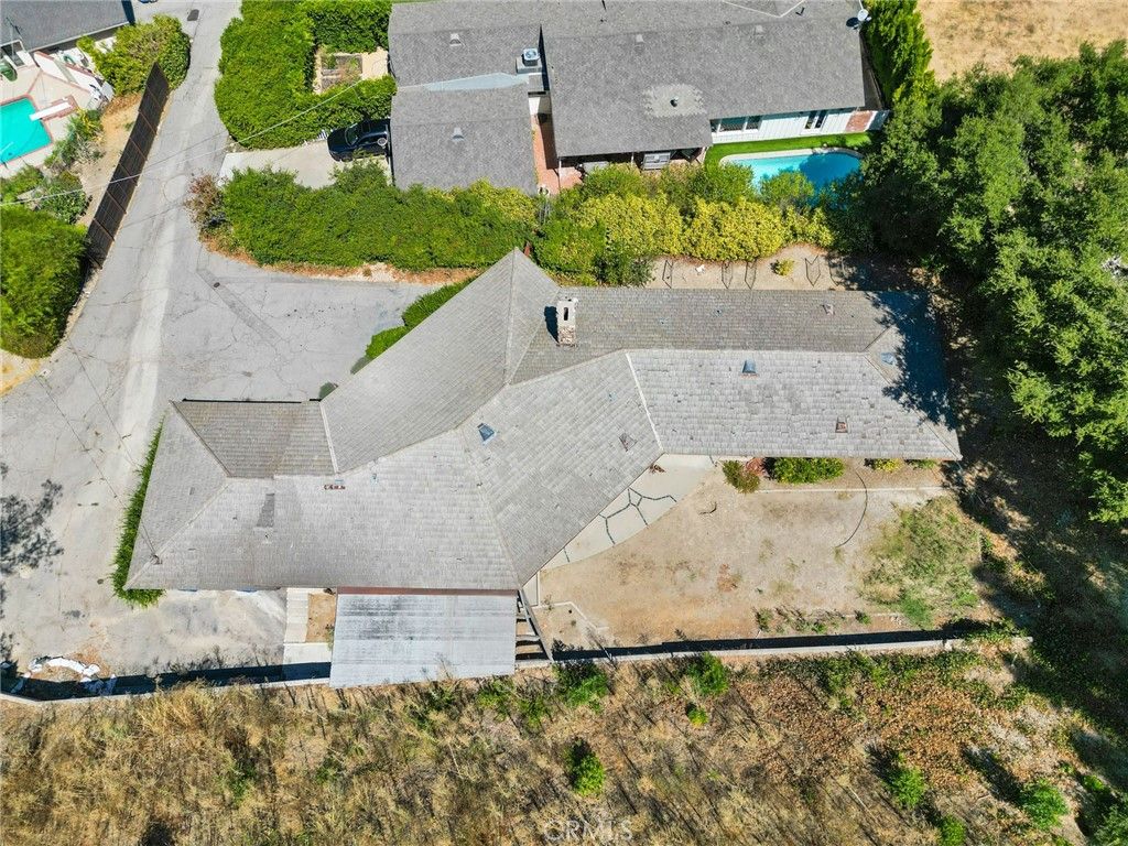 Photo of 4067 Hayvenhurst Drive, Encino, CA 91436 (MLS # SR25256940)