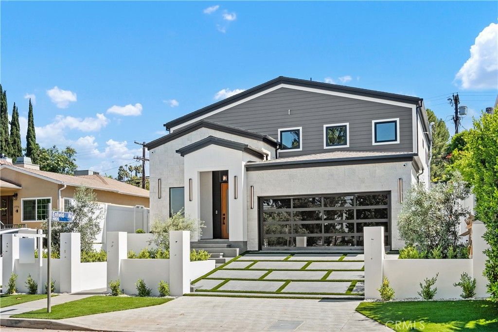 Photo of 17962 Valley Vista Boulevard, Encino, CA 91316 (MLS # SR25173563)