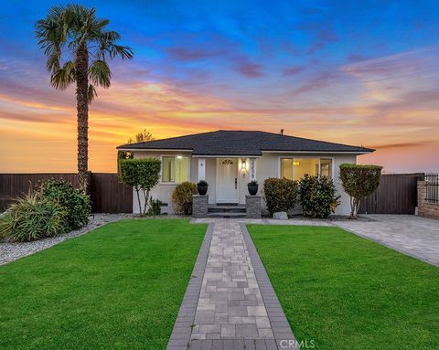 Photo of 22529 Clarendon St, Woodland Hills, CA 91367 (MLS # SR26096548)