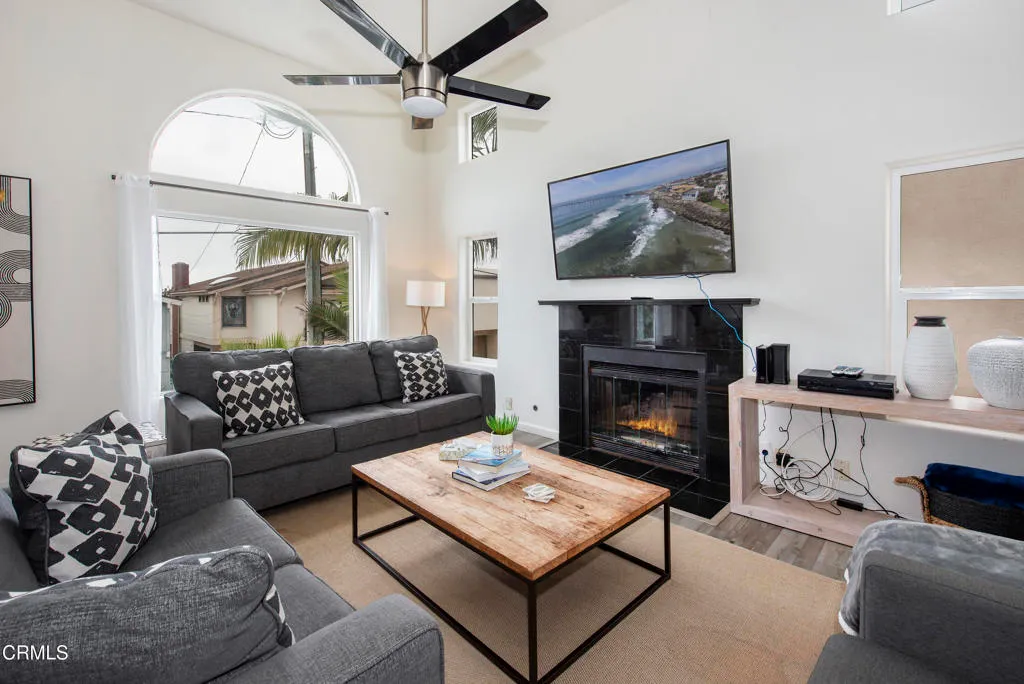 Ventura, California 93001, United States, 3 Bedrooms Bedrooms, ,3 BathroomsBathrooms,Residential,Active,238771