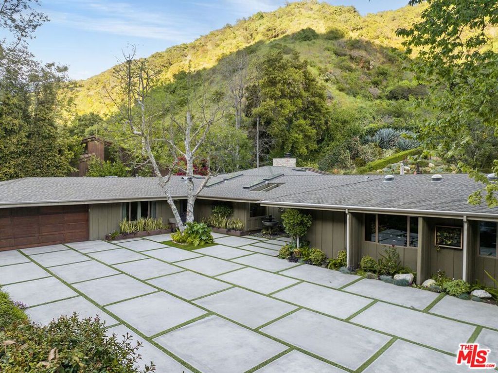 Photo of 2618 Mandeville Canyon Road, Los Angeles, CA 90049 (MLS # 26829765)