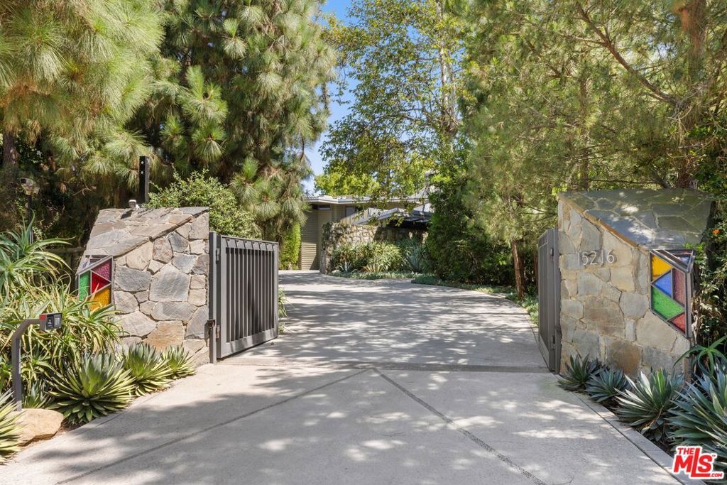 Photo of 15216 Antelo Place, Los Angeles, CA 90077 (MLS # 25614903)