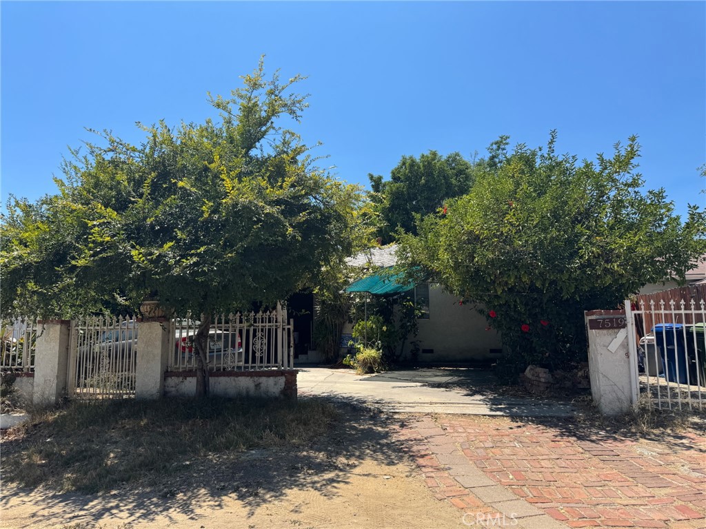 This 3-bedroom, 1-bathroom home in the charming neighborhood of Canoga Park, CA is an excellent investment opportunity for anyone looking to create their dream home. Its ample indoor and outdoor areas offer endless possibilities. Offered in its current condition, this property is ideal for first-time homebuyers ready to create something truly special, or for investors seeking a lucrative opportunity in a popular community.