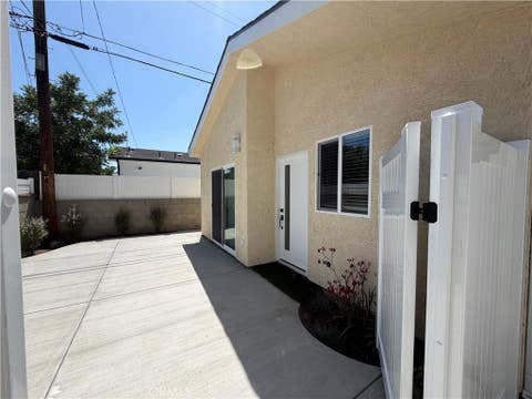 Photo of 7814 Amestoy Avenue, Lake Balboa, CA 91406 (MLS # SR26126818)