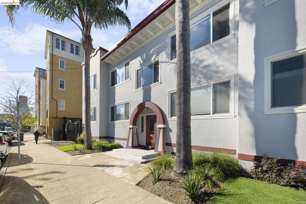 4045 4045 Manila Ave