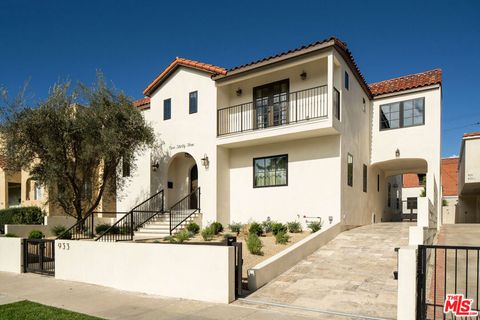 Photo of 933 S Sycamore Avenue, Los Angeles, CA 90036 (MLS # 26701971)