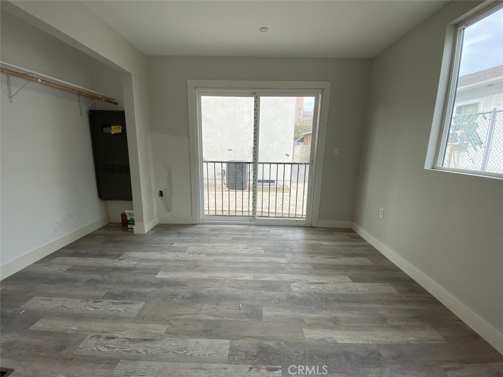 Newer Construction Townhomes. 3 Bedrooms and 2 Full Bath. Home Features a Tandem Covered Assigned 2 Parking Space, Newer Appliances (Refrigerator, Dishwasher, Washer/Dryer, and etc.). Privacy Fencing Surrounds the Entire Property. Front Building Located in Walking Proximity to the Hospital/USC Medical School, and very close to the 5 Freeway and 10 Freeway. Contact Us Now to Get Started!