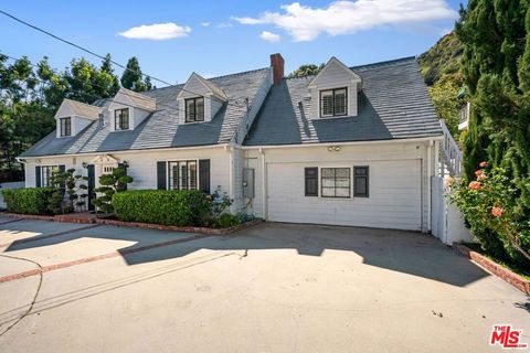 Photo of 2427 Benedict Canyon Drive, Beverly Hills, CA 90210 (MLS # 25621205)