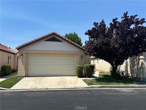 Photo of 11580 Oak Street, Apple Valley, CA 92308 (MLS # HD25182426)