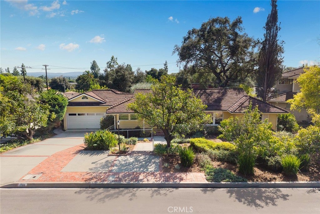 1709 El Vista Circle