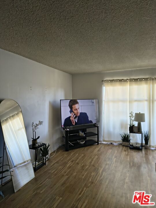 855 Victor Avenue 305