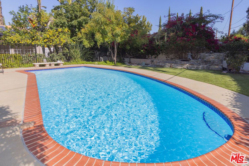Photo of 24316 Burbank Boulevard, Woodland Hills, CA 91367 (MLS # 25609549)