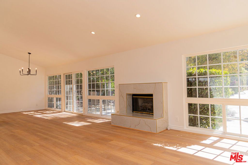 Photo of 24316 Burbank Boulevard, Woodland Hills, CA 91367 (MLS # 25609549)