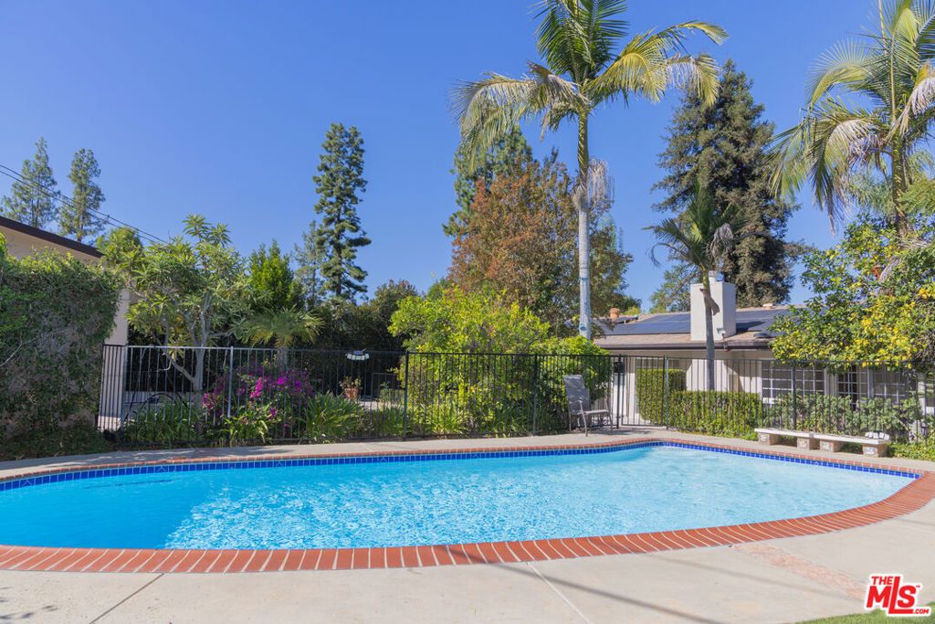 Photo of 24316 Burbank Boulevard, Woodland Hills, CA 91367 (MLS # 25609549)