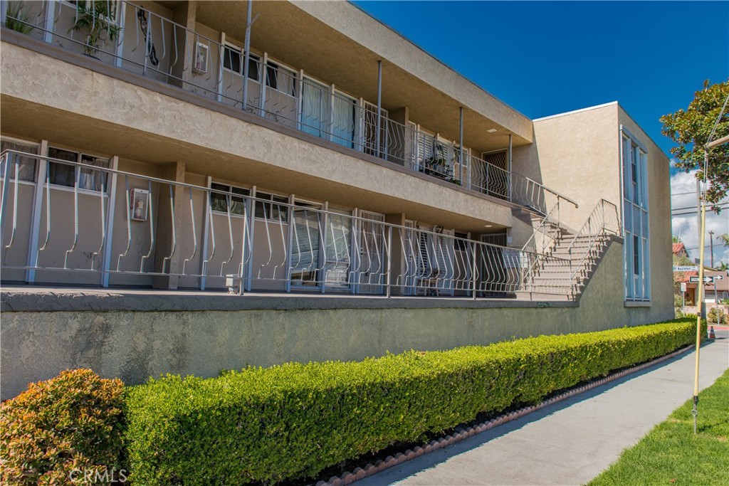 Full of character and light, this one-bedroom condo at 231 Junipero is ready to be reimagined. The spacious layout features vintage charm, including a retro-tiled bathroom. Just two blocks from the bluff and across from Bixby Park—home to a weekly farmers market, renovated bandshell, and upgraded dog park—this location captures the best of Long Beach living. There’s plenty of street parking, and being perfectly set between Belmont Shore and Downtown, you can easily meander to a nearby coffee shop or restaurant. Bring your ideas and make this charming mid-century condo shine again.
*Photos have been digitally enhanced to illustrate the unit’s potential.