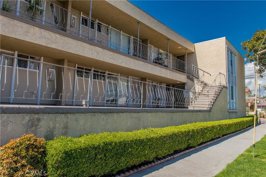 Full of character and light, this one-bedroom condo at 231 Junipero is ready to be reimagined. The spacious layout features vintage charm, including a retro-tiled bathroom. Just two blocks from the bluff and across from Bixby Park—home to a weekly farmers market, renovated bandshell, and upgraded dog park—this location captures the best of Long Beach living. There’s plenty of street parking, and being perfectly set between Belmont Shore and Downtown, you can easily meander to a nearby coffee shop or restaurant. Bring your ideas and make this charming mid-century condo shine again.

*Photos have been digitally enhanced to illustrate the unit’s potential.