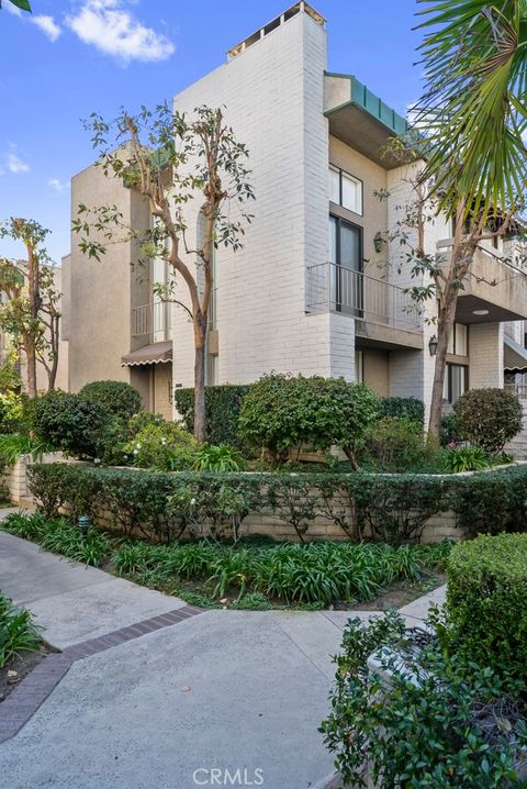 Photo of 5315 White Oak #M, Encino, CA 91316 (MLS # SR26022419)