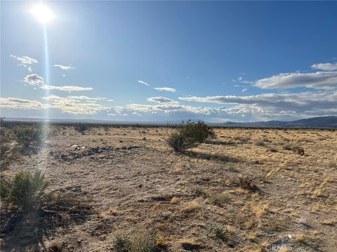 Photo of 2 Goldfich Avenue, Yucca Valley, CA 92285 (MLS # HD25177827) Photo of 2 Goldfich Avenue, Yucca Valley, CA 92285 (MLS # HD25177827)