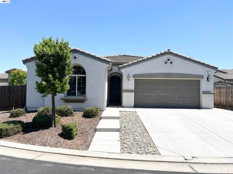 Photo of 937 Lindsay Ln Ln, Clovis, CA 93619 (MLS # 41129736)