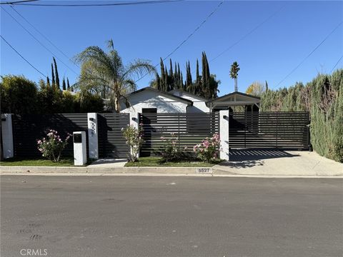 Photo of 5527 Beckford Avenue, Tarzana, CA 91356 (MLS # SR26106687)