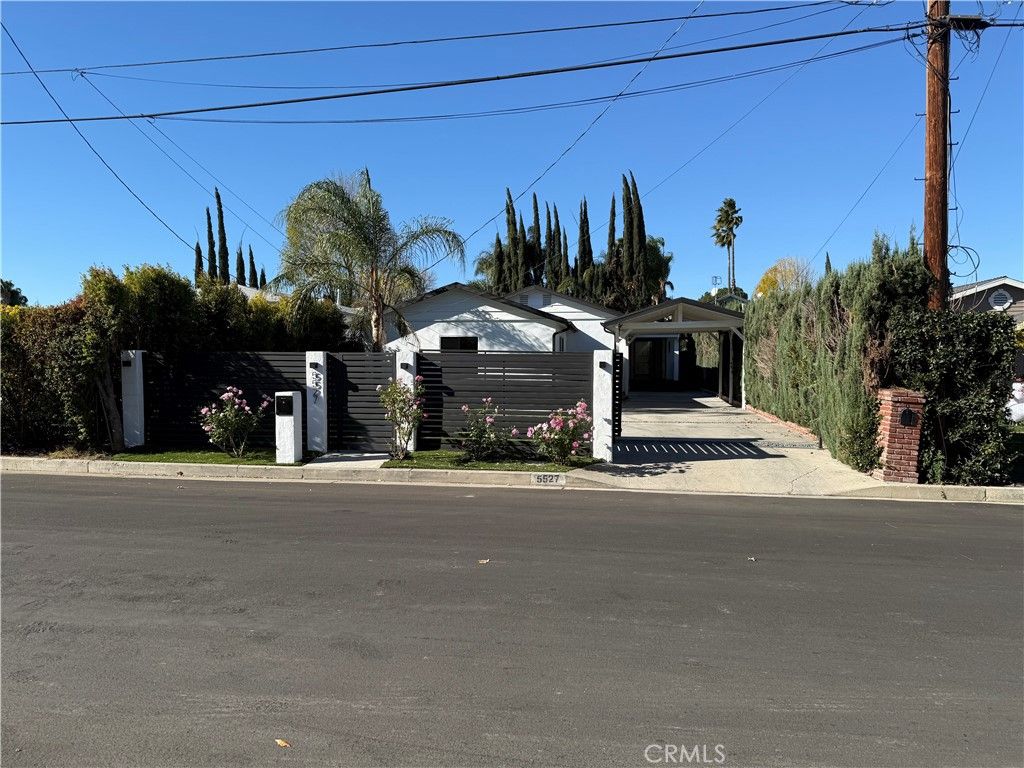 Photo of 5527 Beckford Avenue, Tarzana, CA 91356 (MLS # SR26106687)