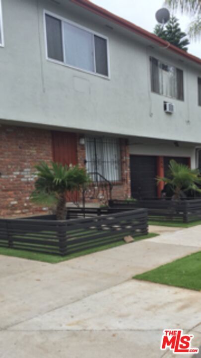 Beautiful Single Unit Steps to Downtown Long Beach This unit has beautiful faux wood floors in the living room area with tile in dining and kitchen area. The unit also has custom base moulding throughout living room and dining room, 2 panel doors, custom two tone paint and smooth ceilings. The bathroom has that beautiful SPA FEELING with a new vanity, toilet, light fixture, tile floor and tile around the bathtub. The kitchen comes with granite counter, stainless steel sink, an oven and a dishwasher.The common areas include new landscaping and Laundry room on site.Close to Downtown Long Beach with its many nice restaurants and stores and the Queen Mary entertainment center. Easy access to the freeway.There is plenty of street parking.