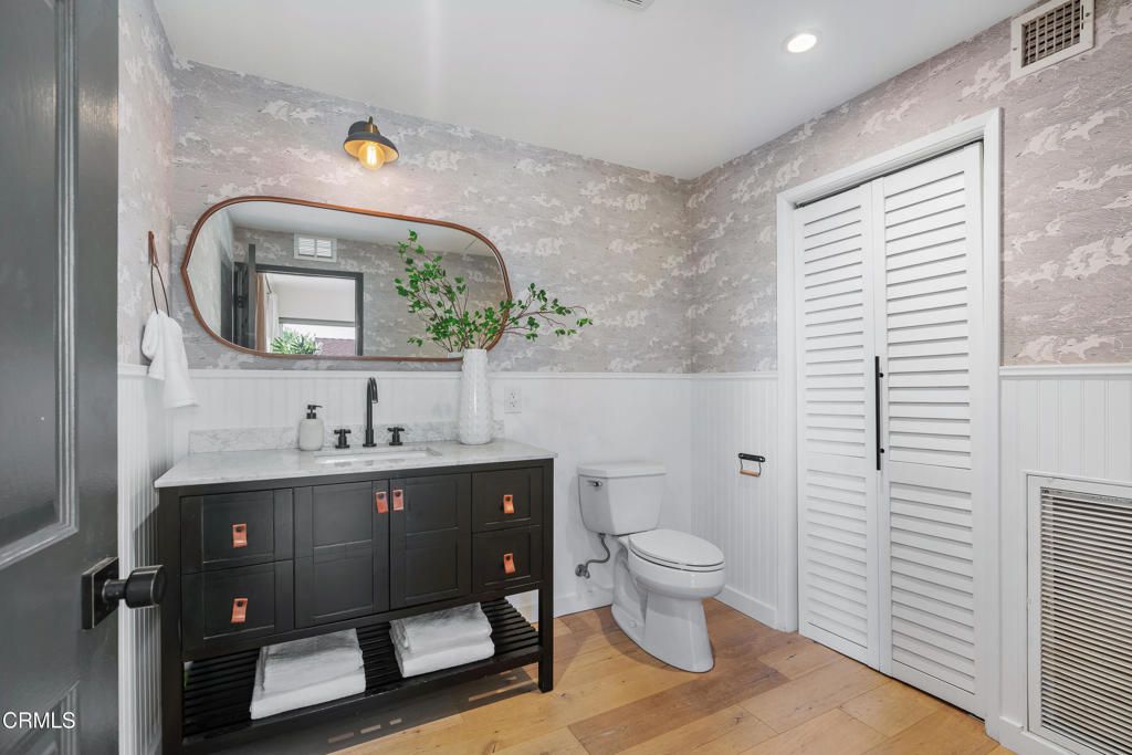 listing image 130724842945642235315
