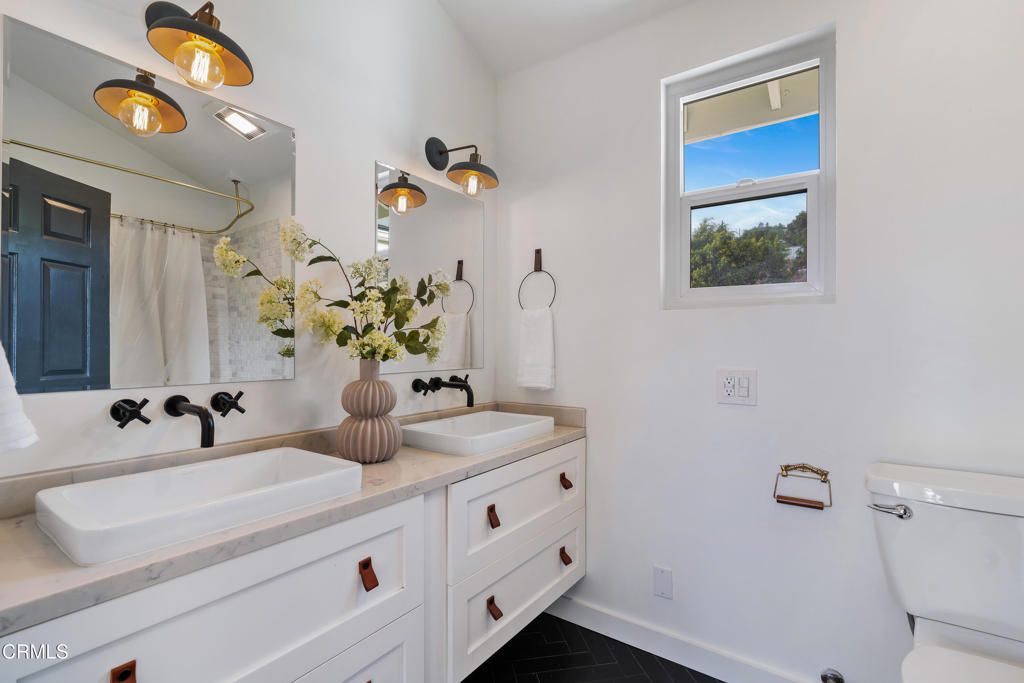 listing image 130720643382236847937