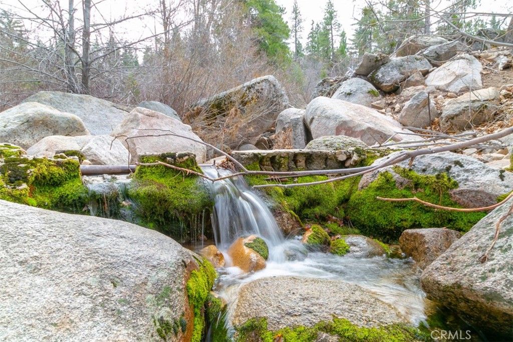 Photo of 33303 Lake View Drive, Arrowbear, CA 92382 (MLS # CV26017457)