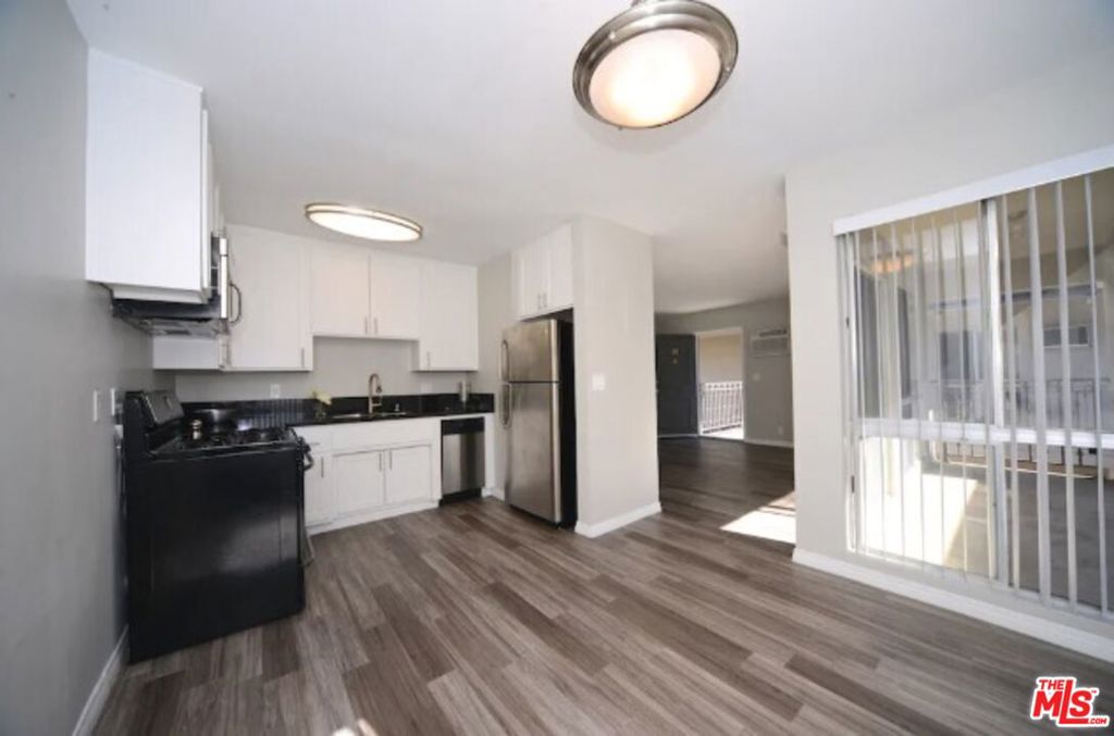 13558 Moorpark Street