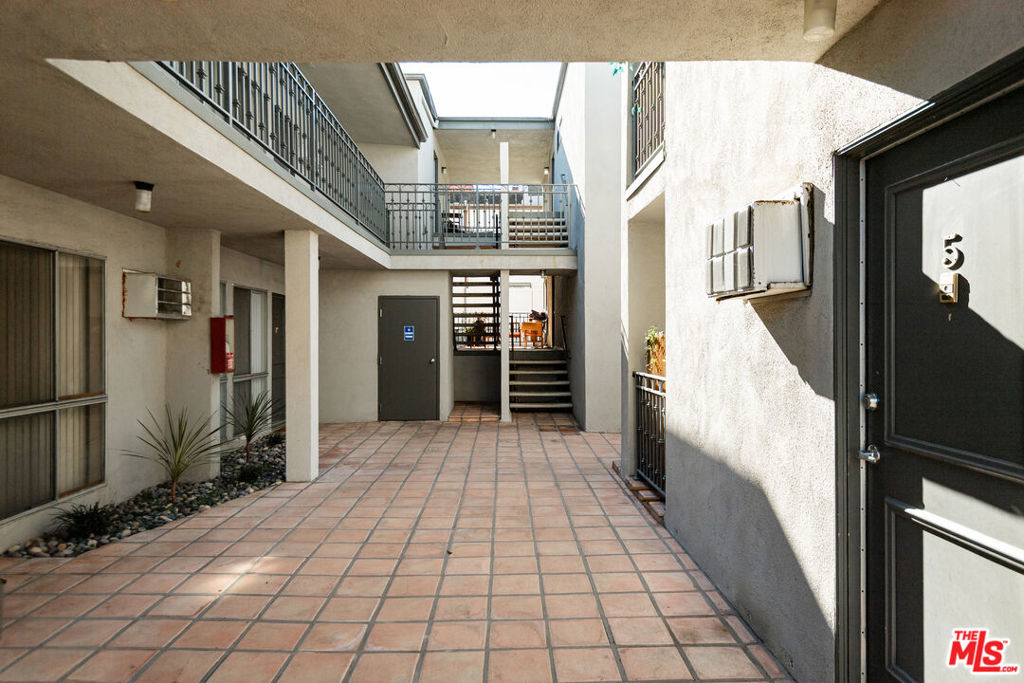 13558 Moorpark Street