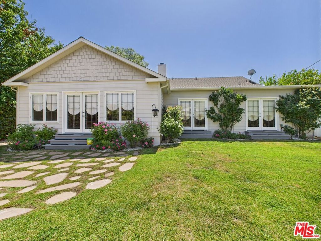 Photo of 4981 Noeline Avenue, Encino, CA 91436 (MLS # 25553185)